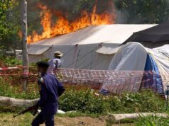Centro de tratamento de Ebola é incendiado no Congo após moradores entrarem em confronto com autoridades por causa do corpo da vítima Centro de tratamento de Ebola é incendiado no Congo após moradores entrarem em confronto com autoridades por causa do corpo da vítima