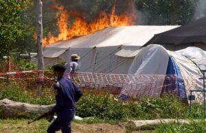 Centro de tratamento de Ebola é incendiado no Congo após moradores entrarem em confronto com autoridades por causa do corpo da vítima Centro de tratamento de Ebola é incendiado no Congo após moradores entrarem em confronto com autoridades por causa do corpo da vítima