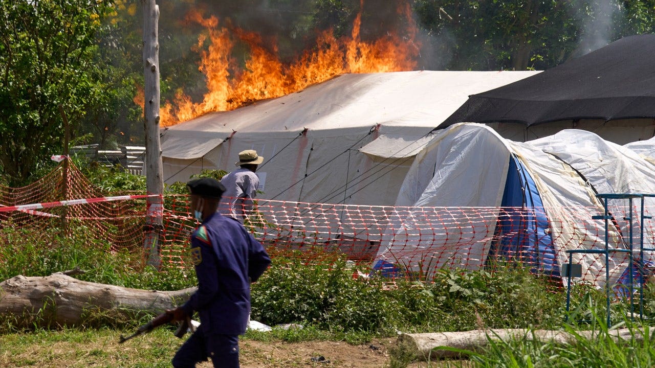Centro de tratamento de Ebola é incendiado no Congo após moradores entrarem em confronto com autoridades por causa do corpo da vítima