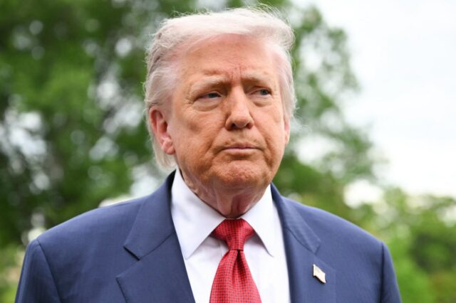 Cessar-fogo entre Rússia e Ucrânia mediado por Trump é tenso President Donald Trump speaks to journalists before departing from the South Lawn of the White House in Washington, DC, on May 8. (Photo by Mandel NGAN / AFP via Getty Images)