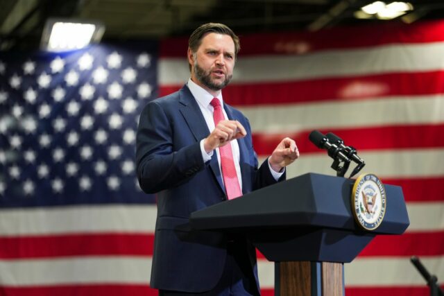 Chances de Kamala Harris de derrotar JD Vance, novas pesquisas Vice President JD Vance speaks during an event at Milbank Manufacturing Company on Monday in Kansas City, Missouri. (Photo by Eric Lee-Pool/Getty Images)