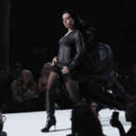 Charli xcx apresenta alta moda na passarela no videoclipe de 'SS26'