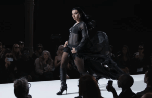 Charli xcx apresenta alta moda na passarela no videoclipe de ‘SS26’ Charli xcx apresenta alta moda na passarela no videoclipe de 'SS26'