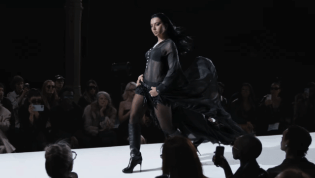 Charli xcx apresenta alta moda na passarela no videoclipe de Charli xcx apresenta alta moda na passarela no videoclipe de 'SS26'