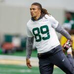 Chase Claypool (89), do Green Bay Packers, alongamento durante o minicamp de novatos.