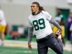 Chase Claypool tenta retornar à NFL depois de dois anos fora do jogo com o teste do Packers Chase Claypool (89), do Green Bay Packers, alongamento durante o minicamp de novatos.