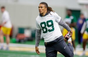 Chase Claypool tenta retornar à NFL depois de dois anos fora do jogo com o teste do Packers Chase Claypool (89), do Green Bay Packers, alongamento durante o minicamp de novatos.