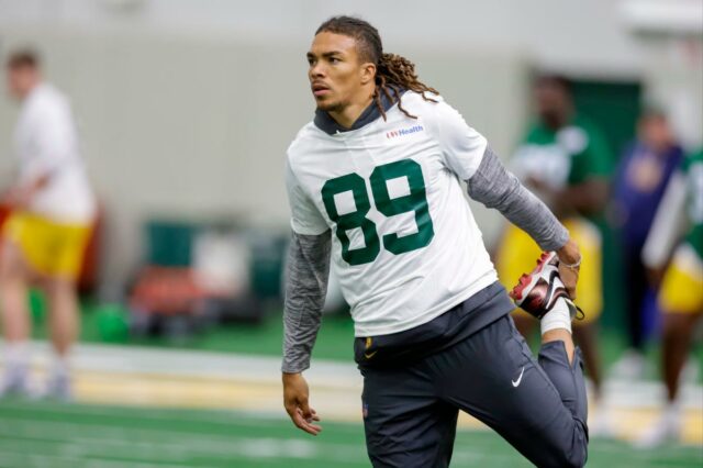 Chase Claypool (89), do Green Bay Packers, alongamento durante o minicamp de novatos.