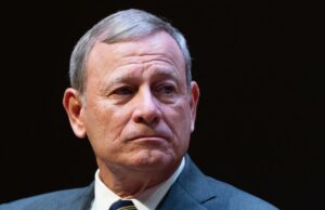 Chefe de Justiça Roberts defende a Suprema Corte contra acusações de decisões partidárias Yahoo news home