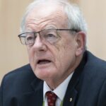 Paul Brereton, Comissário da Comissão Nacional Anticorrupção (NACC), durante uma audiência com a Comissão Mista Parlamentar da Comissão Nacional Anticorrupção, na Casa do Parlamento em Canberra, na quinta-feira, 11 de dezembro de 2025. fedpol Foto: Alex Ellinghausen