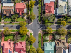 Chefe do setor imobiliário alerta sobre aumentos imediatos nos aluguéis se a alavancagem negativa mudar Foto aérea de casas.