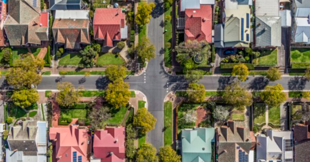 Chefe do setor imobiliário alerta sobre aumentos imediatos nos aluguéis Foto aérea de casas.