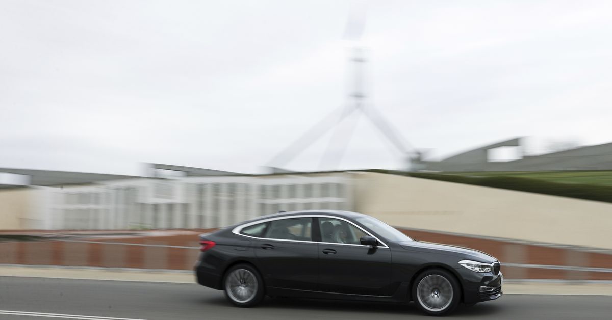 O novo comcar BMW Série 6 GT visto fora do Parlamento em Canberra na quarta-feira, 13 de maio de 2020.