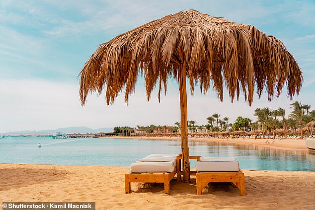 All-in: Uma viagem de ida e volta de sete dias com tudo incluído em agosto para o Caves Beach Resort cinco estrelas em Hurghada, no Egito, incluindo voos, custa £ 2.094 por pessoa