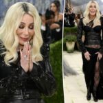 Cher chega ao tapete vermelho do Met Gala 2026