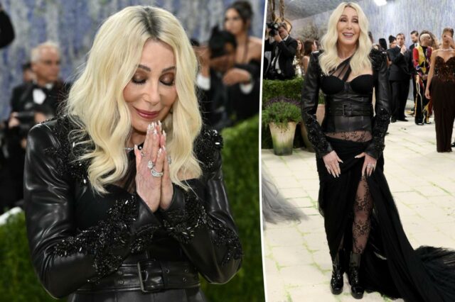 Cher chega ao tapete vermelho do Met Gala 2026
