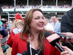 Cherie DeVaux se torna a primeira treinadora feminina a vencer o Kentucky Derby: ‘Tão feliz’ GettyImages-2274220719 Jose Ortiz Cherie Devaux se torna a primeira mulher a vencer o Kentucky Derby