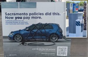 Chevron culpa os democratas pelo aumento do preço da gasolina em seus postos de gasolina na Califórnia Chevron culpa os democratas pelo aumento do preço da gasolina em seus postos de gasolina na Califórnia
