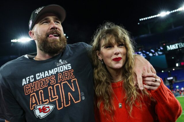 Chiefs Channel Taylor Swift provocará oponentes de 2026 antes do BALTIMORE, MARYLAND - JANUARY 28: Travis Kelce #87 of the Kansas City Chiefs (L) celebrates with Taylor Swift after defeating the Baltimore Ravens in the AFC Championship Game at M&T Bank Stadium on January 28, 2024 in Baltimore, Maryland. (Photo by Patrick Smith/Getty Images)