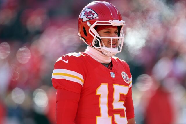 Chiefs Pro Bowler aborda responsabilidades importantes com Patrick Mahomes Kansas City Chiefs quarterback Patrick Mahomes against Los Angeles Chargers during NFL sesason