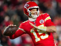 Chiefs QB Patrick Mahomes jogando em OTAs 5 meses após lesão no LCA KANSAS CITY, MISSOURI - DECEMBER 07: Patrick Mahomes #15 of the Kansas City Chiefs warms up prior to an NFL football game against the Houston Texans at GEHA Field at Arrowhead Stadium on December 7, 2025 in Kansas City, Missouri. (Photo by Cooper Neill/Getty Images)