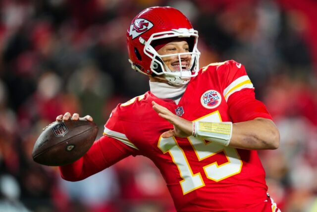 Chiefs QB Patrick Mahomes jogando em OTAs 5 meses após KANSAS CITY, MISSOURI - DECEMBER 07: Patrick Mahomes #15 of the Kansas City Chiefs warms up prior to an NFL football game against the Houston Texans at GEHA Field at Arrowhead Stadium on December 7, 2025 in Kansas City, Missouri. (Photo by Cooper Neill/Getty Images)