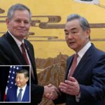 O senador norte-americano Steve Daines é recebido pelo ministro das Relações Exteriores da China, Wang Yi, durante visita de uma delegação do Congresso dos EUA no Grande Salão do Povo, em Pequim, em 7 de maio de 2026.