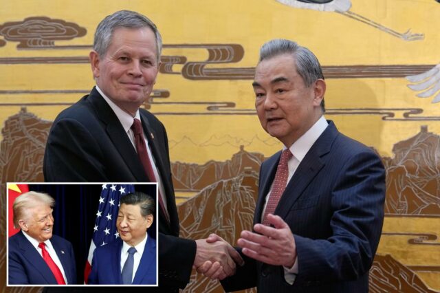 O senador norte-americano Steve Daines é recebido pelo ministro das Relações Exteriores da China, Wang Yi, durante visita de uma delegação do Congresso dos EUA no Grande Salão do Povo, em Pequim, em 7 de maio de 2026.