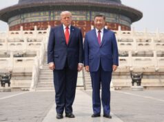 China lança tapete vermelho para Trump enquanto tensões aumentam U.S. President Donald Trump, left, stands with Chinese President Xi Jinping at the Temple of Heaven on May 14 in Beijing.