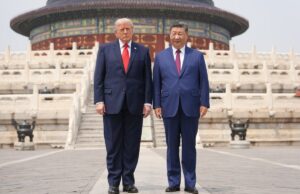 China lança tapete vermelho para Trump enquanto tensões aumentam U.S. President Donald Trump, left, stands with Chinese President Xi Jinping at the Temple of Heaven on May 14 in Beijing.