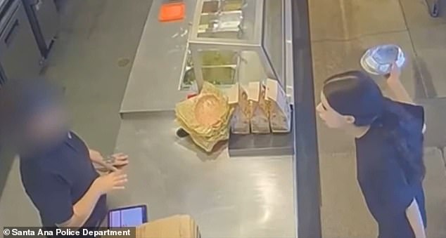 Uma cliente irada da Chipotle é procurada pela polícia em Santa Ana, Califórnia, depois de atirar comida em um funcionário em 12 de maio.