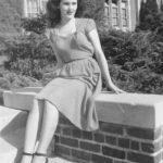 Elizabeth Short, 22 anos, nos arredores da John Marshall High School, em Los Angeles. Uma nova investigação revelada exclusivamente pelo Daily Mail identificou um novo suspeito de seu assassinato