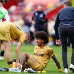 Christ Richards, do Crystal Palace, que também é zagueiro da seleção masculina dos Estados Unidos, sofreu uma lesão durante o empate de 2 a 2 de seu time contra o Brentford, em 17 de maio de 2026.