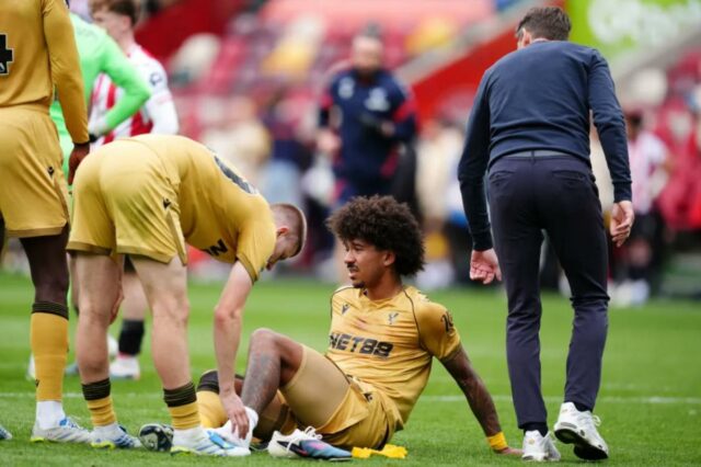 Christ Richards, do Crystal Palace, que também é zagueiro da seleção masculina dos Estados Unidos, sofreu uma lesão durante o empate de 2 a 2 de seu time contra o Brentford, em 17 de maio de 2026. 