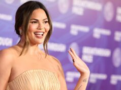 Chrissy Teigen usava um cardigã aconchegante para fazer recados – encontramos o visual de US $ 27 Chrissy Teigen