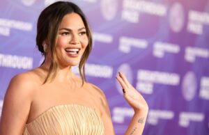 Chrissy Teigen usava um cardigã aconchegante para fazer recados – encontramos o visual de US $ 27 Chrissy Teigen