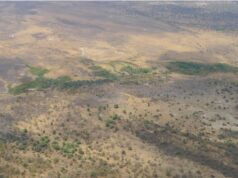 Cientistas encontram pistas de que um novo limite de placa tectônica está se formando Os investigadores recolheram amostras de gás para o estudo numa fonte termal na área de Gwisho, na Zâmbia. - P. Vivien-Neal/Kalahari Geo-Energy & MC Daly/Universidade de Oxford, Reino Unido