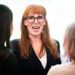 A polícia prendeu cinco pessoas por alegações de fraude nas eleições para o conselho local de Angela Rayner. Um porta-voz de Rayner, que representa o eleitorado de Ashton-under-Lyne, rejeitou anteriormente a ideia de que ela estava envolvida como um “absurdo óbvio”