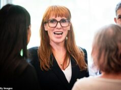 Cinco detenções por suspeita de fraude na disputa de ‘falsos candidatos independentes’ sobre as eleições para o conselho local de Angela Rayner A polícia prendeu cinco pessoas por alegações de fraude nas eleições para o conselho local de Angela Rayner. Um porta-voz de Rayner, que representa o eleitorado de Ashton-under-Lyne, rejeitou anteriormente a ideia de que ela estava envolvida como um “absurdo óbvio”