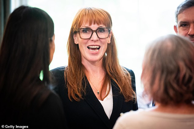 Cinco detenções por suspeita de fraude na disputa de ‘falsos A polícia prendeu cinco pessoas por alegações de fraude nas eleições para o conselho local de Angela Rayner. Um porta-voz de Rayner, que representa o eleitorado de Ashton-under-Lyne, rejeitou anteriormente a ideia de que ela estava envolvida como um “absurdo óbvio”