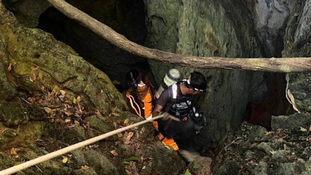 Cinco encontrados vivos em caverna inundada no Laos após desaparecerem Equipes de resgate trabalham para resgatar sete pessoas presas em uma caverna na província de Xaisomboun, no Laos.
