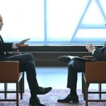 O ex-presidente dos EUA, Barack Obama, sendo entrevistado por Stephen Colbert no centro presidencial de Obama, que será inaugurado em breve, no lado sul de Chicago.