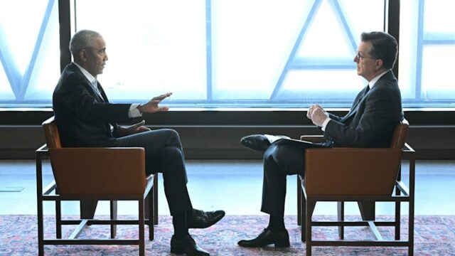 O ex-presidente dos EUA, Barack Obama, sendo entrevistado por Stephen Colbert no centro presidencial de Obama, que será inaugurado em breve, no lado sul de Chicago.