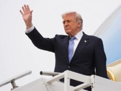 Classificação de aprovação de Trump debaixo d’água em todos os estados críticos da corrida para o Senado em 2026 President Donald Trump waves as he boards Air Force One, Friday, May 15, 2026, at Beijing Capital International Airport in Beijing. (AP Photo/Mark Schiefelbein)