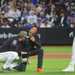 O arremessador do New York Mets, Clay Holmes (35), fez um treinador olhar para ele durante a quarta entrada, quando o New York Mets jogou contra o New York Yankees na sexta-feira, 15 de maio de 2026, no Citi Field em Queens, NY.
