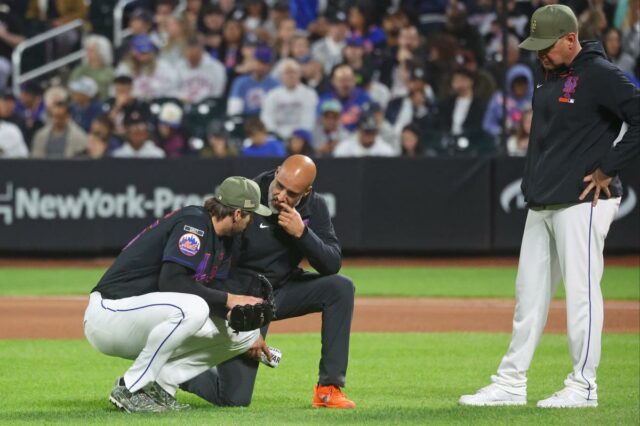 O arremessador do New York Mets, Clay Holmes (35), fez um treinador olhar para ele durante a quarta entrada, quando o New York Mets jogou contra o New York Yankees na sexta-feira, 15 de maio de 2026, no Citi Field em Queens, NY.