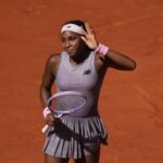 Coco Gauff começou a defesa de seu título no Aberto da França ao derrotar o compatriota americano Taylor Townsend por 6-4 e 6-0 em Roland Garros na terça-feira.