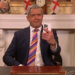 Cold Open de 'SNL UK': Peter Serafinowicz estrela convidada como Nigel Farage em Time-Traveling Downing Street Sketch