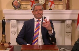 Cold Open de ‘SNL UK’: Peter Serafinowicz estrela convidada como Nigel Farage em Time-Traveling Downing Street Sketch Cold Open de 'SNL UK': Peter Serafinowicz estrela convidada como Nigel Farage em Time-Traveling Downing Street Sketch