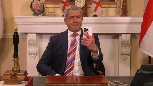 Cold Open de 'SNL UK': Peter Serafinowicz estrela convidada como Cold Open de 'SNL UK': Peter Serafinowicz estrela convidada como Nigel Farage em Time-Traveling Downing Street Sketch